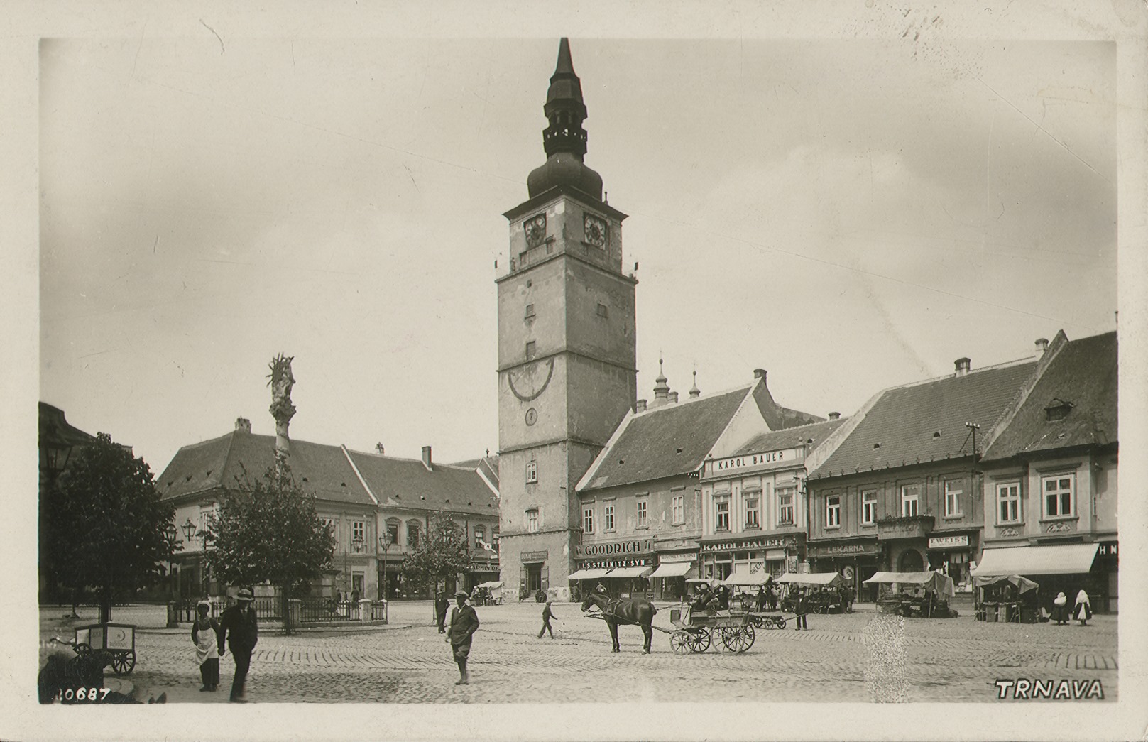 Námestie so stánkami okolo r. 1935, dobová pohľadnica Zdroj FB Fotky stará Trnava