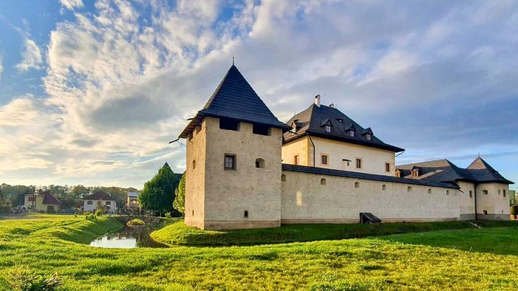 Vodný hrad Hronsek