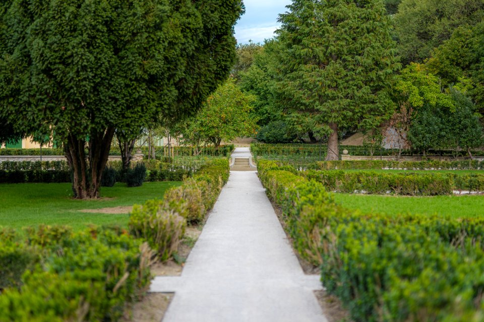 Obnovená záhrada v modranskom kaštieli opäť láka návštevníkov. Zdroj: BSK