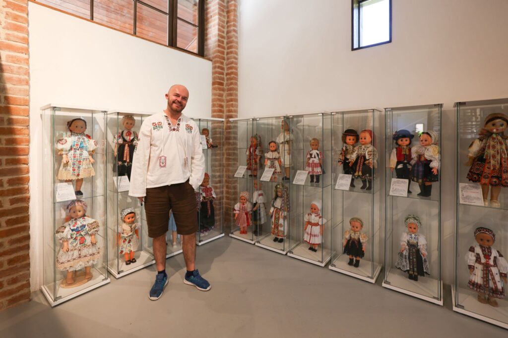 Marek Šnelly a jeho expozícia krojovaných bábik Marekove bábiky, Cerová Autor: Vladimír Miček